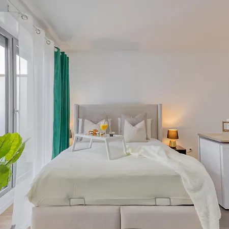 Cinema Moon Luxury - Gare 3min - Proche Paris Apartment *