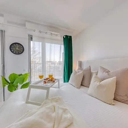 Cinema Moon Luxury - Gare 3min - Proche Paris Apartment *